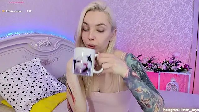 Snapshot of LillyMoure_ chatting on March 9, 3:01 am LillyMoure online show from March 9, 3:01 am