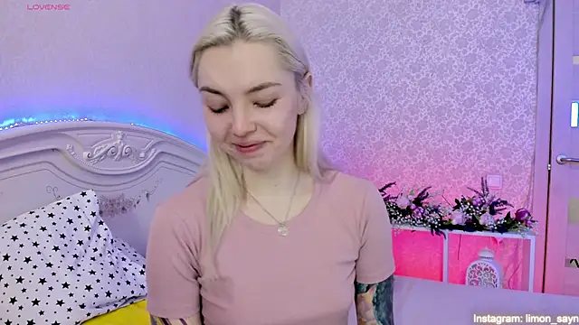 Snapshot of LillyMoure_ chatting on March 9, 11:56 pm LillyMoure online show from March 9, 11:56 pm