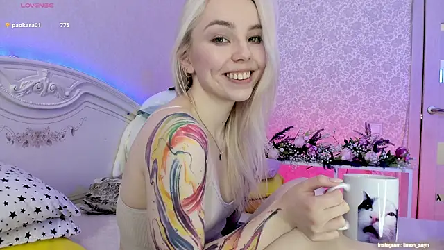 Snapshot of LillyMoure_ chatting on March 11, 3:05 am LillyMoure online show from March 11, 3:05 am