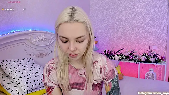 Snapshot of LillyMoure_ chatting on March 12, 2:52 am LillyMoure online show from March 12, 2:52 am