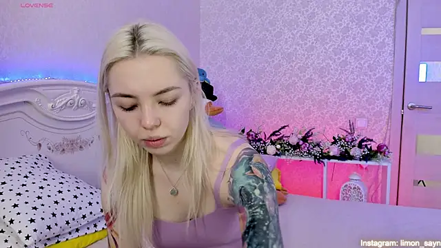 Snapshot of LillyMoure_ chatting on March 13, 12:27 am LillyMoure online show from March 13, 12:27 am