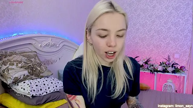 Snapshot of LillyMoure_ chatting on March 17, 12:19 am LillyMoure online show from March 17, 12:19 am