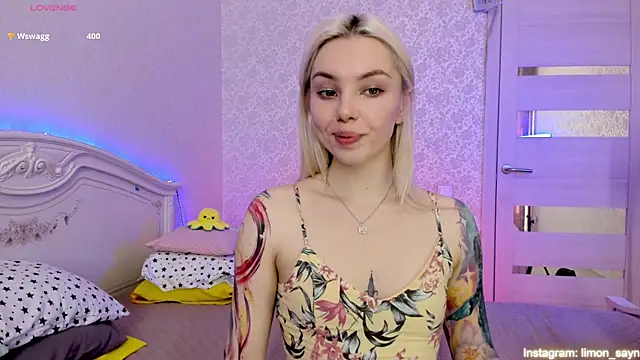 Snapshot of LillyMoure_ chatting on March 19, 2:59 am LillyMoure online show from March 19, 2:59 am