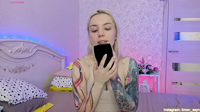 Snapshot of LillyMoure_ chatting on March 19, 11:25 pm LillyMoure online show from March 19, 11:25 pm