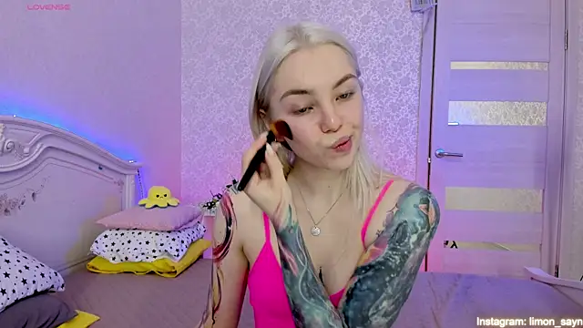Snapshot of LillyMoure_ chatting on March 20, 11:45 pm LillyMoure online show from March 20, 11:45 pm