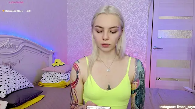 Snapshot of LillyMoure_ chatting on March 23, 2:59 am LillyMoure online show from March 23, 2:59 am