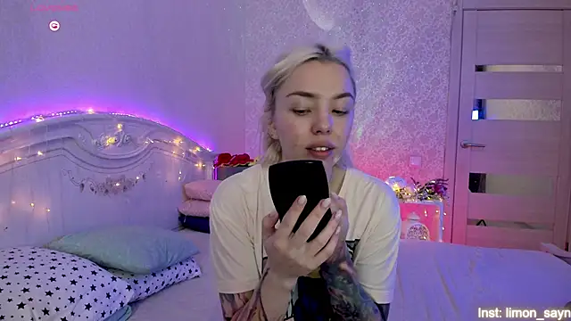 Snapshot of LillyMoure_ chatting on September 13, 11:37 pm LillyMoure online show from September 13, 11:37 pm