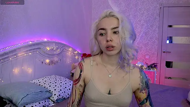 Snapshot of LillyMoure_ chatting on September 23, 11:30 pm LillyMoure online show from September 23, 11:30 pm