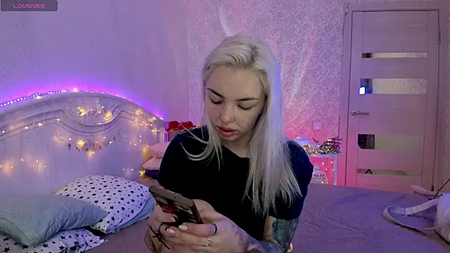 Snapshot of LillyMoure_ chatting on September 26, 11:20 pm LillyMoure online show from September 26, 11:20 pm