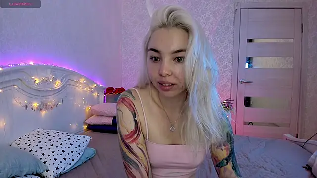 Snapshot of LillyMoure_ chatting on September 29, 11:20 pm LillyMoure online show from September 29, 11:20 pm