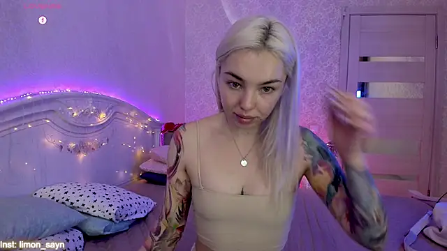 Snapshot of LillyMoure_ chatting on October 4, 11:58 pm LillyMoure online show from October 4, 11:58 pm