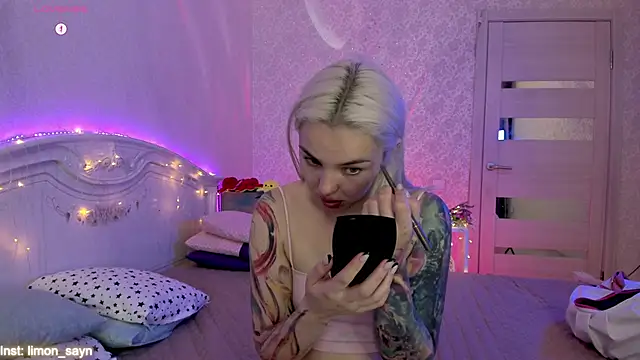 Snapshot of LillyMoure_ chatting on October 5, 11:35 pm LillyMoure online show from October 5, 11:35 pm