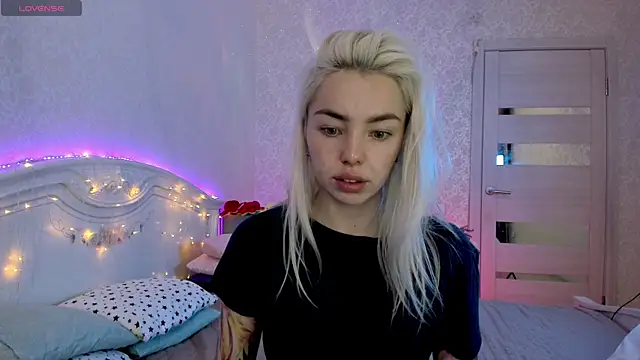 Snapshot of LillyMoure_ chatting on October 6, 11:24 pm LillyMoure online show from October 6, 11:24 pm