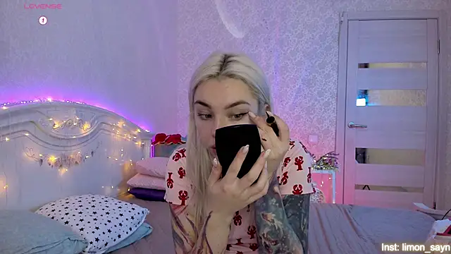 Snapshot of LillyMoure_ chatting on October 9, 11:36 pm LillyMoure online show from October 9, 11:36 pm