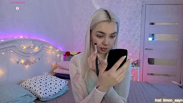Snapshot of LillyMoure_ chatting on October 11, 11:36 pm LillyMoure online show from October 11, 11:36 pm