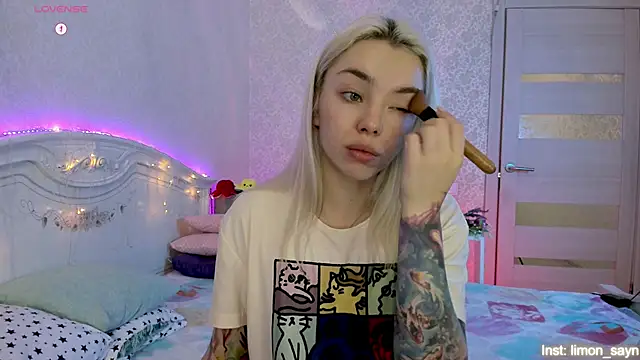 Snapshot of LillyMoure_ chatting on October 16, 11:28 pm LillyMoure online show from October 16, 11:28 pm