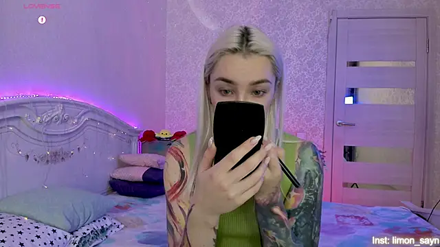 Snapshot of LillyMoure_ chatting on October 17, 11:29 pm LillyMoure online show from October 17, 11:29 pm