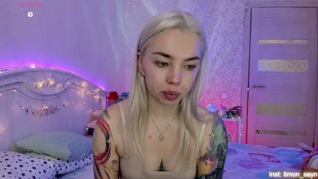 Snapshot of LillyMoure_ chatting on October 20, 1:06 am LillyMoure online show from October 20, 1:06 am