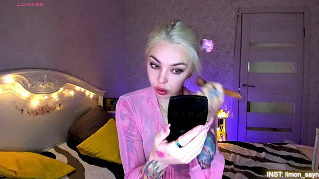 Snapshot of LillyMoure_ chatting on June 18, 11:20 pm LillyMoure online show from June 18, 11:20 pm