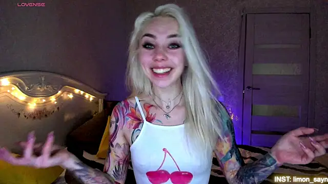 Snapshot of LillyMoure_ chatting on June 20, 11:07 pm LillyMoure online show from June 20, 11:07 pm