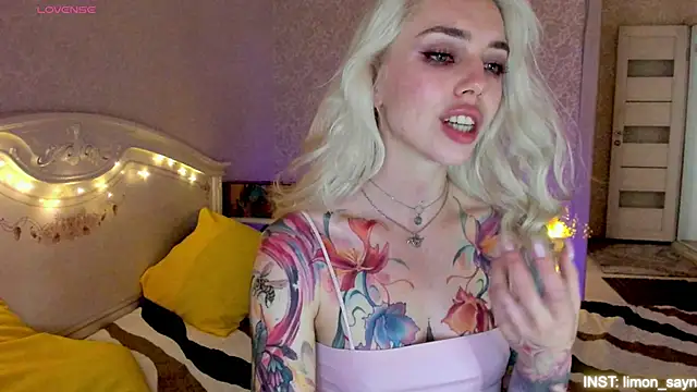 Snapshot of LillyMoure_ chatting on July 2, 3:23 am LillyMoure online show from July 2, 3:23 am