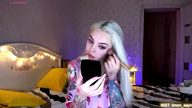 Snapshot of LillyMoure_ chatting on July 7, 10:58 pm LillyMoure online show from July 7, 10:58 pm