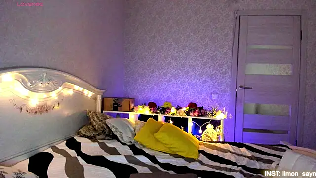 Snapshot of LillyMoure_ chatting on July 14, 12:24 am LillyMoure online show from July 14, 12:24 am