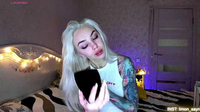 Snapshot of LillyMoure_ chatting on July 17, 11:09 pm LillyMoure online show from July 17, 11:09 pm
