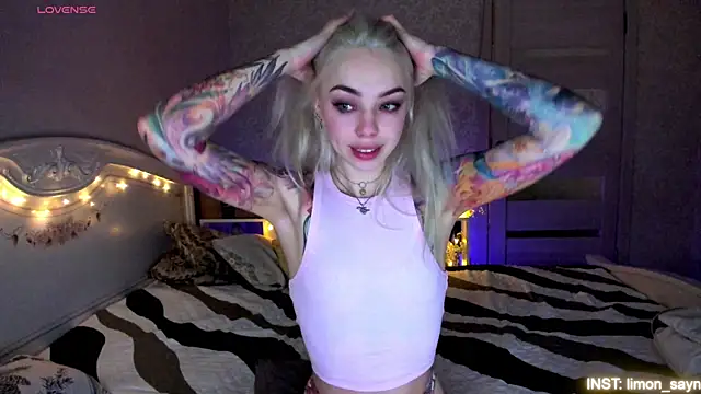 Snapshot of LillyMoure_ chatting on July 18, 11:52 pm LillyMoure online show from July 18, 11:52 pm