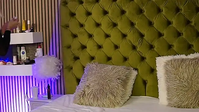 TiffanyMaze online show from March 3, 12:58 pm