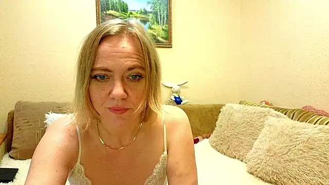 Snapshot of YourQueenX chatting on June 9, 4:35 am YourQueenX online show from June 9, 4:35 am