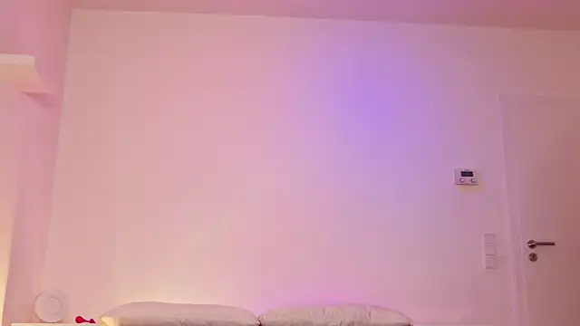 MonaLoreen online show from February 18, 6:59 am