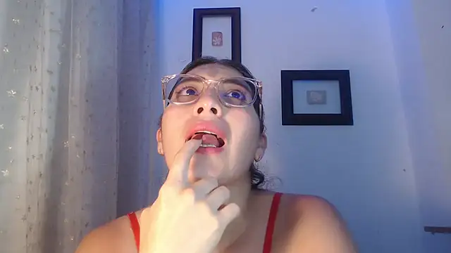 Snapshot of DaMikaela_ chatting on March 5, 7:27 pm DaMikaela online show from March 5, 7:27 pm