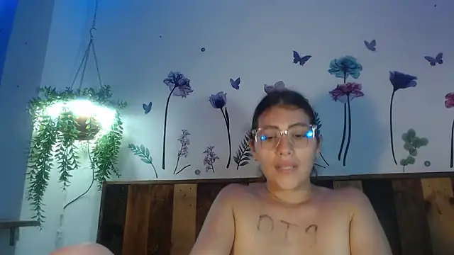 Snapshot of DaMikaela_ chatting on March 7, 10:43 pm DaMikaela online show from March 7, 10:43 pm