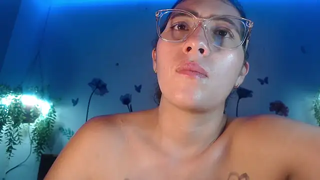 Snapshot of DaMikaela_ chatting on March 11, 10:42 pm DaMikaela online show from March 11, 10:42 pm