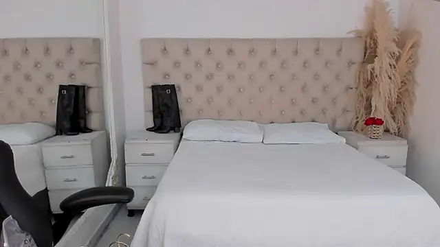 Snapshot of CinthiaCollins chatting on August 3, 8:01 pm CinthiaCollins online show from August 3, 8:01 pm