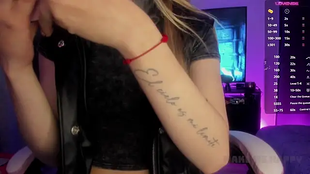 Snapshot of TiffanyBela chatting on March 17, 12:19 am TiffanyBela online show from March 17, 12:19 am