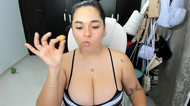 Snapshot of CelesteBrucee chatting on February 20, 11:21 pm CelesteBrucee online show from February 20, 11:21 pm