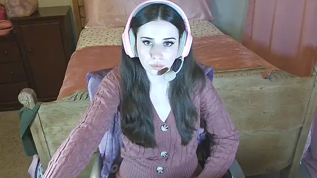 Snapshot of alisonfields chatting on March 6, 1:40 pm alisonfields online show from March 6, 1:40 pm