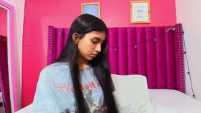 Snapshot of littlee_emilyy_ chatting on January 22, 2:48 am littlee emilyy  online show from January 22, 2:48 am