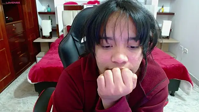 laureentt  online show from February 12, 9:20 am