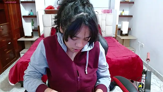 laureentt  online show from February 22, 9:45 am