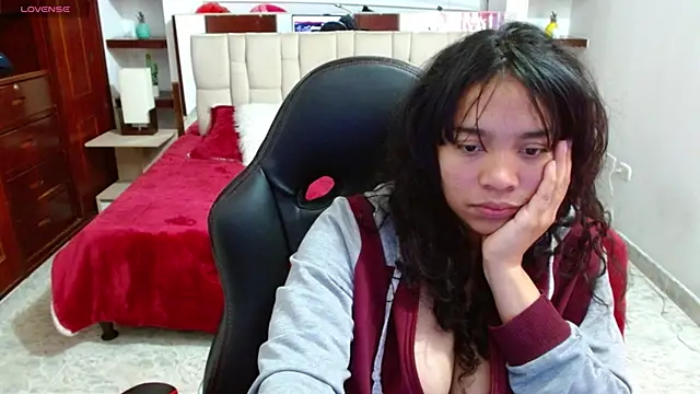 laureentt  online show from March 4, 6:15 am