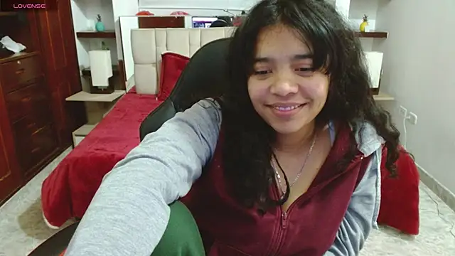 laureentt  online show from March 8, 7:05 am