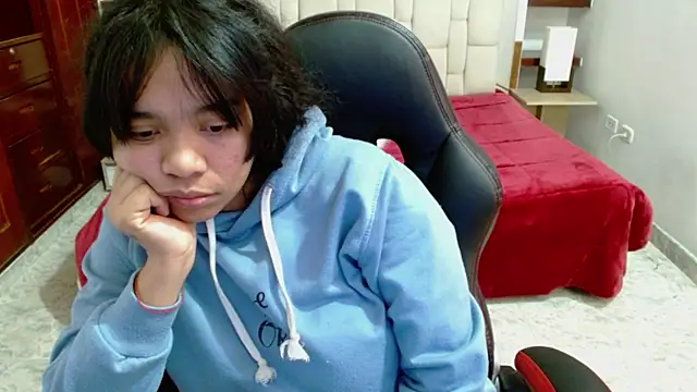 laureentt  online show from March 12, 6:18 am