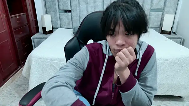 laureentt  online show from March 21, 8:19 am