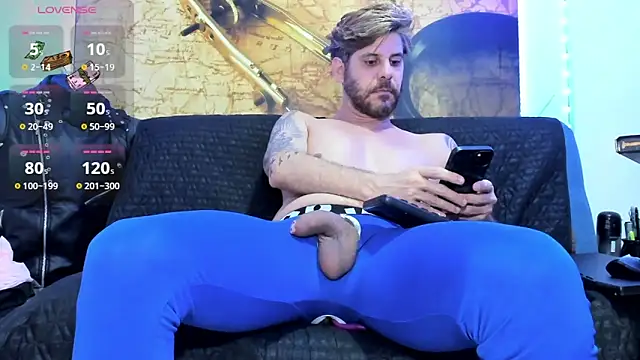Snapshot of johny_bluexxx chatting on October 8, 3:53 pm johny bluexxx online show from October 8, 3:53 pm