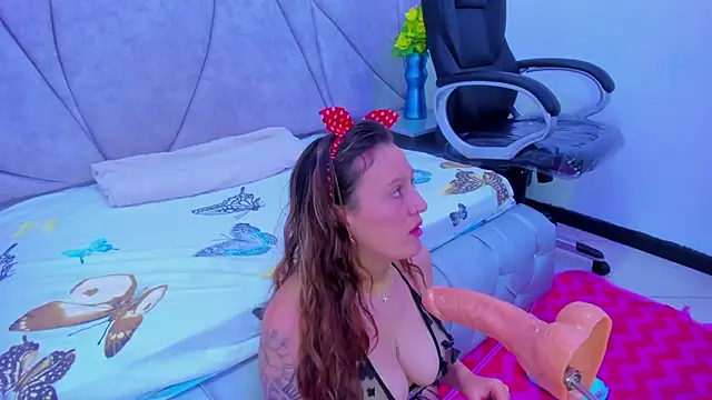 Snapshot of HornySlut69_ chatting on October 18, 12:17 pm HornySlut69 online show from October 18, 12:17 pm