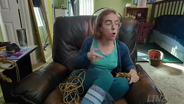 Snapshot of Linzy_19 chatting on December 30, 5:02 pm Linzy 19 online show from December 30, 5:02 pm