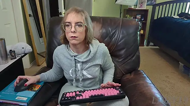 Snapshot of Linzy_19 chatting on January 6, 4:55 pm Linzy 19 online show from January 6, 4:55 pm